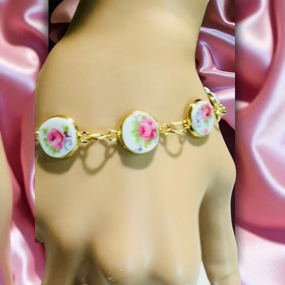Broken China Dainty Rose Cabochons Bracelet From a Bavaria Tirschenreuth Plate - Picture 1 of 8